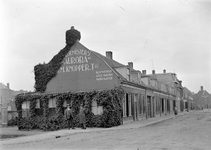 824023 Gezicht in de Oudwijkerdwarsstraat te Utrecht, uit het noordwesten; links de Bloemisterij Aurora ...